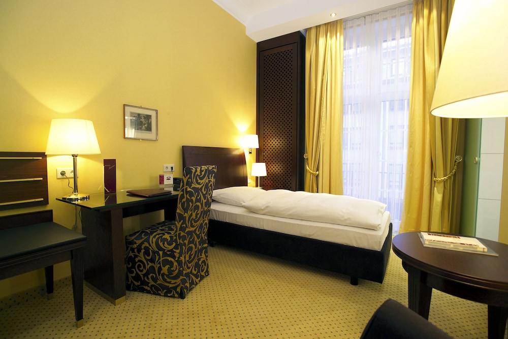 Kastens Hotel Luisenhof Хановер Екстериор снимка A single room