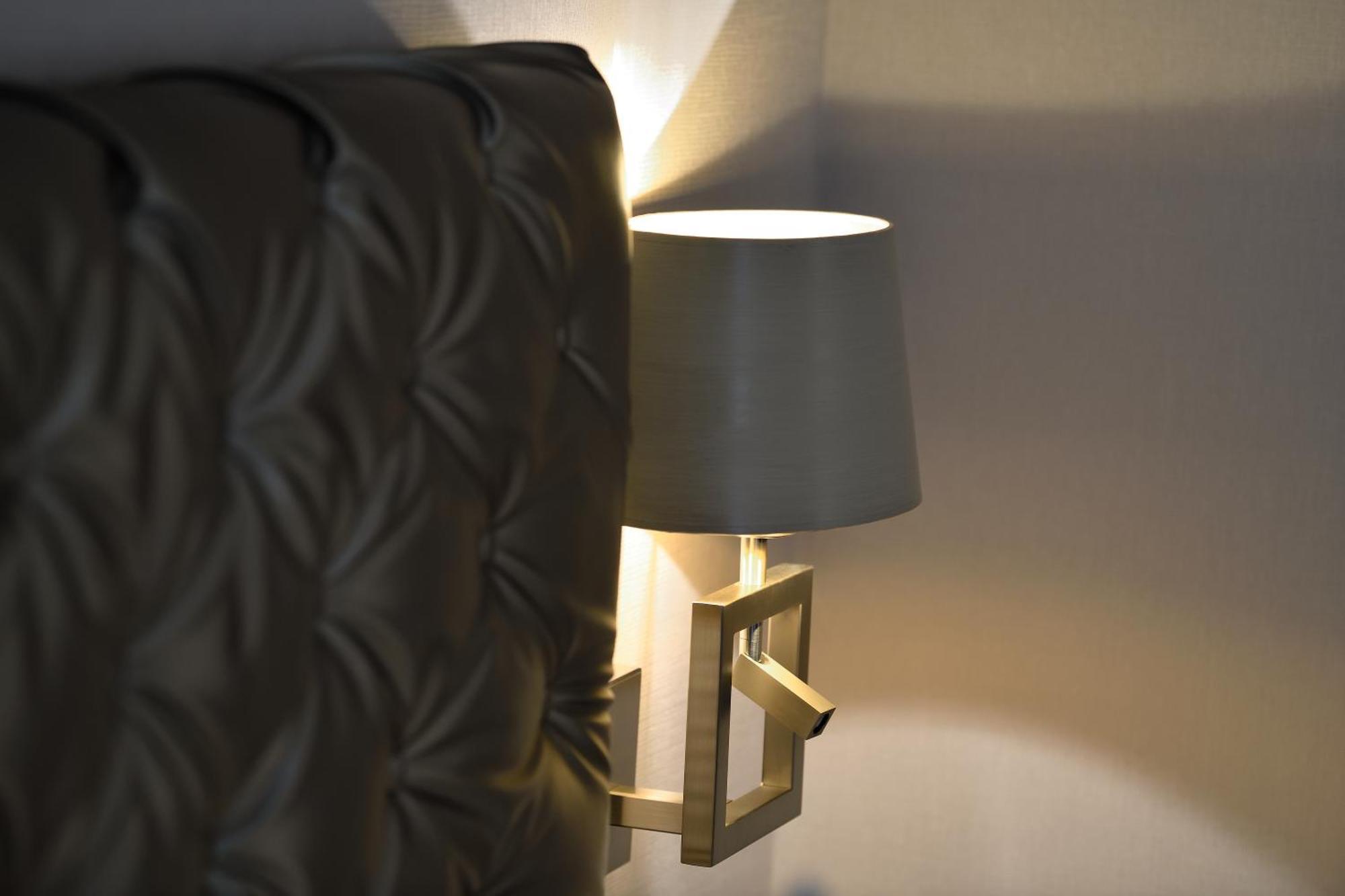 Kastens Hotel Luisenhof Хановер Екстериор снимка A bedside lamp