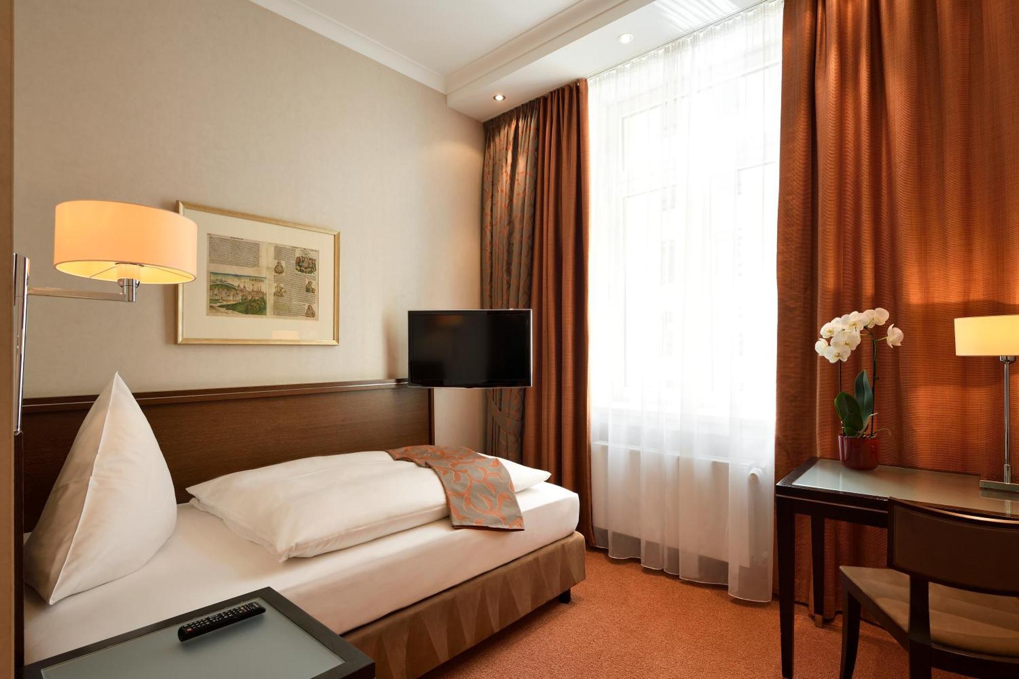 Kastens Hotel Luisenhof Хановер Екстериор снимка A room at the Hotel de France