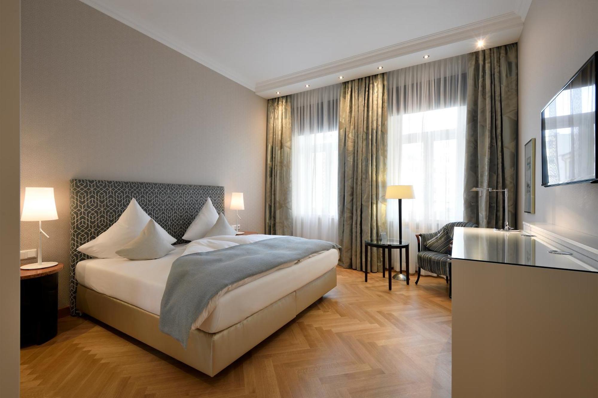 Kastens Hotel Luisenhof Хановер Екстериор снимка A room at the Hotel Axelmannstein