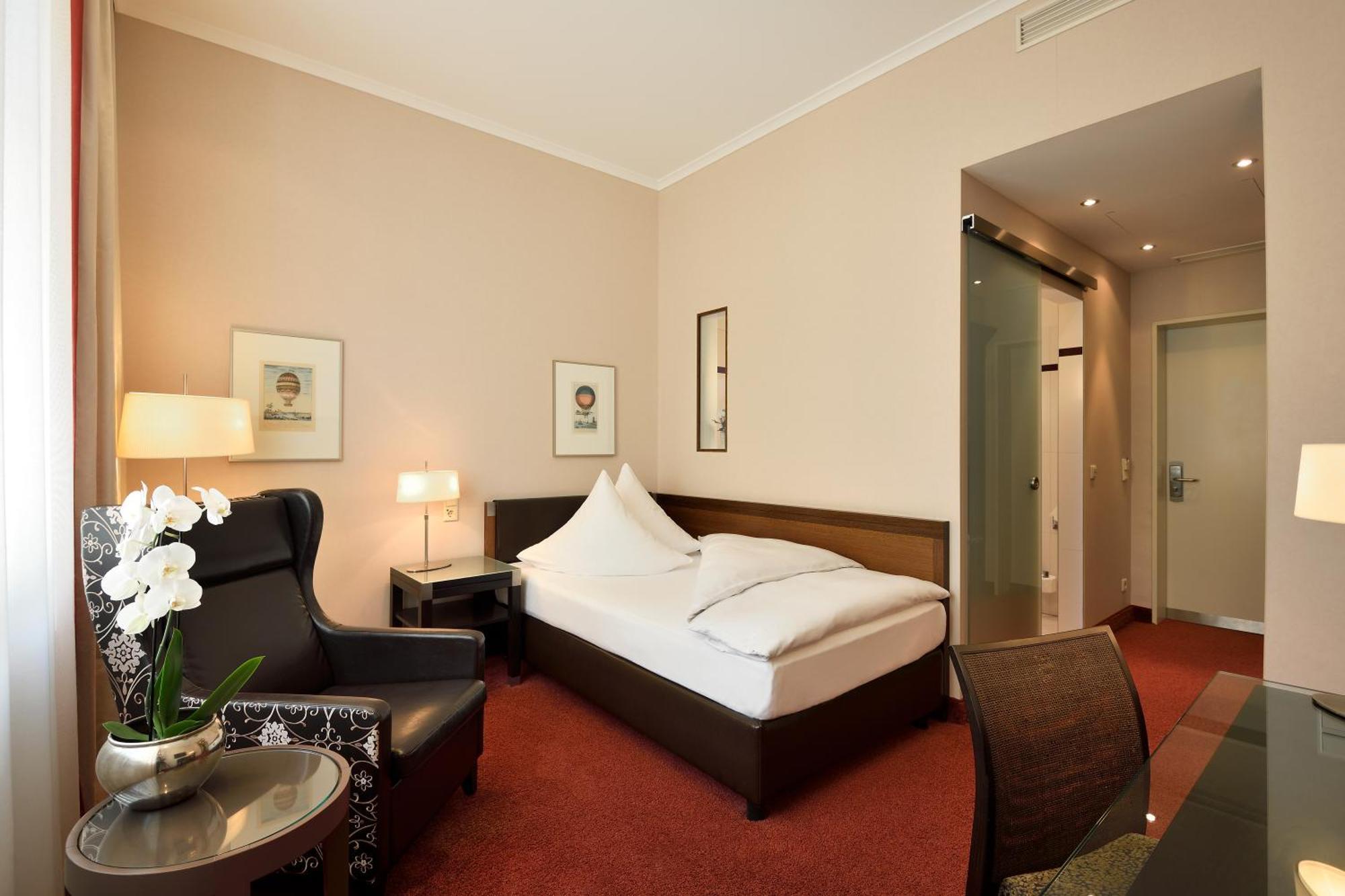 Kastens Hotel Luisenhof Хановер Екстериор снимка A room at the Hotel Axelmannstein
