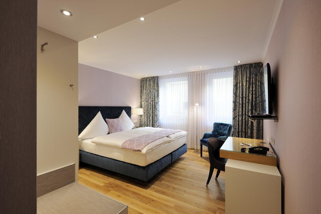 Kastens Hotel Luisenhof Хановер Екстериор снимка A room at the Hotel Axelmannstein