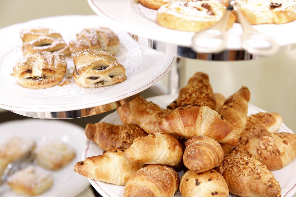 Kastens Hotel Luisenhof Хановер Екстериор снимка Croissants and other pastries