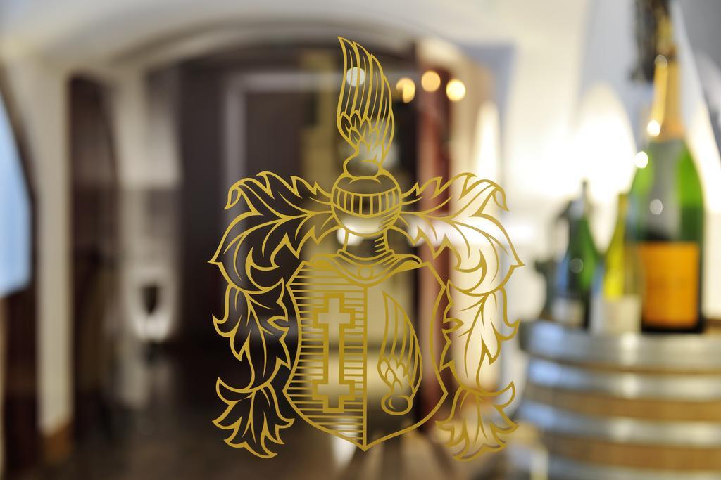 Kastens Hotel Luisenhof Хановер Екстериор снимка Coat of arms of the University of Basel