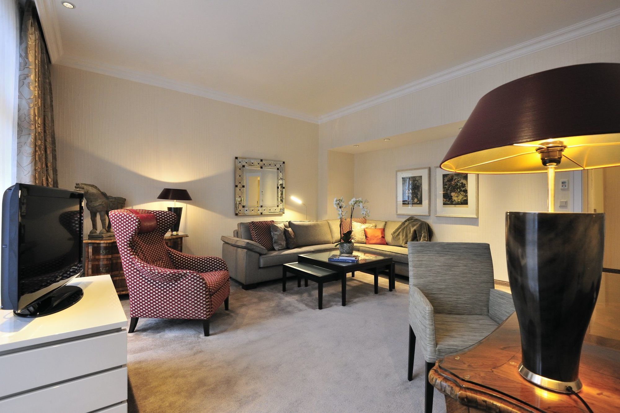Kastens Hotel Luisenhof Хановер Екстериор снимка A suite at the Hotel de Crillon