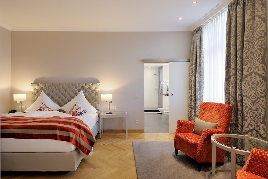 Kastens Hotel Luisenhof Хановер Екстериор снимка A room at the Hotel Axelmannstein