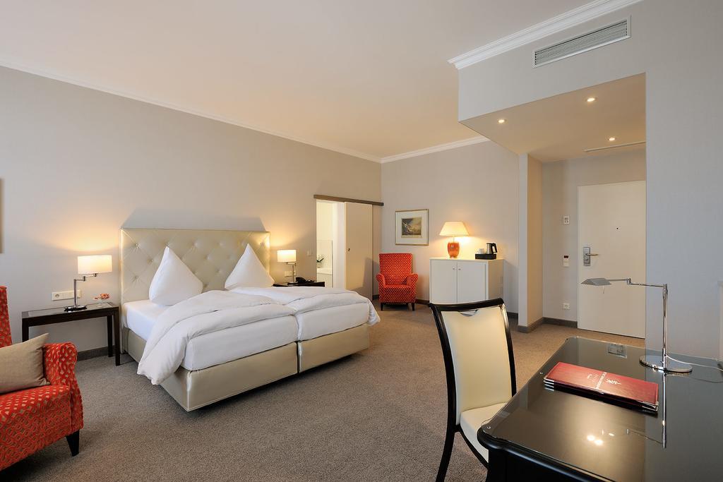 Kastens Hotel Luisenhof Хановер Екстериор снимка A room at the Hotel de Saxe